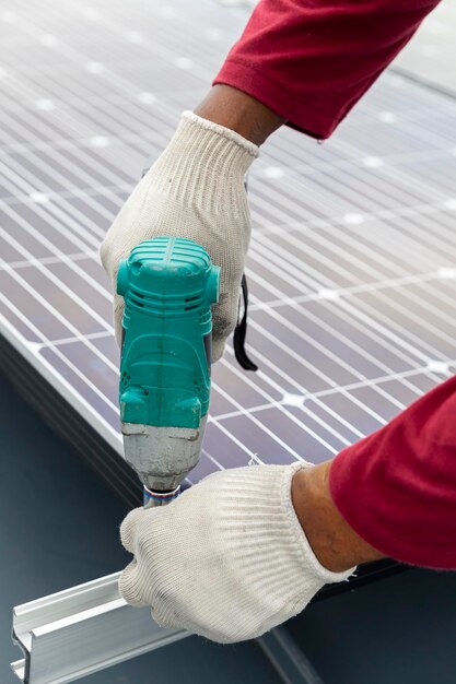 Technicien installant des panneaux solaires par tournevis Énergie renouvelable propre et bon environnement