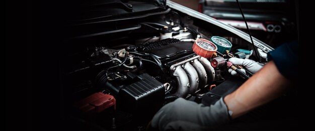 Technicien de main et de mesure du manœuvre de mesure vérification de l'air conditionné de la voiture