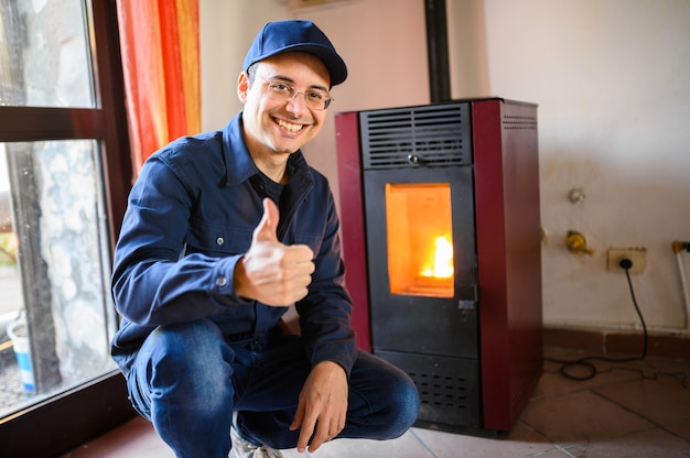 Technicien maintenant un radiateur de stockage de granulés