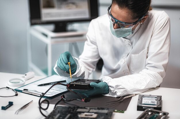 Photo technicien médico-légal analysant des preuves en laboratoire