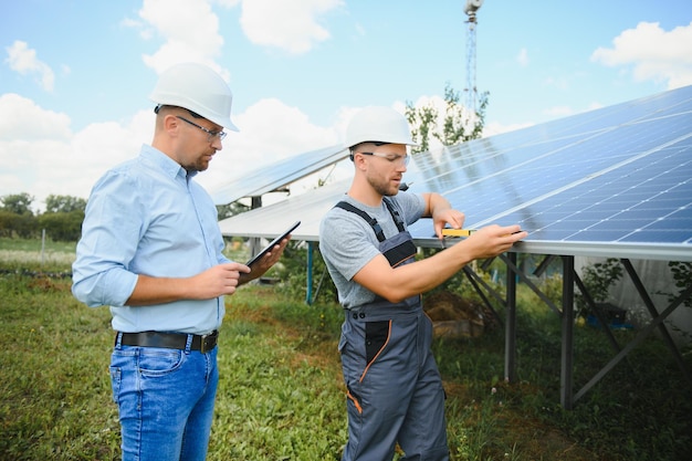 Technicien de panneaux solaires installant des panneaux solaires par une journée ensoleillée