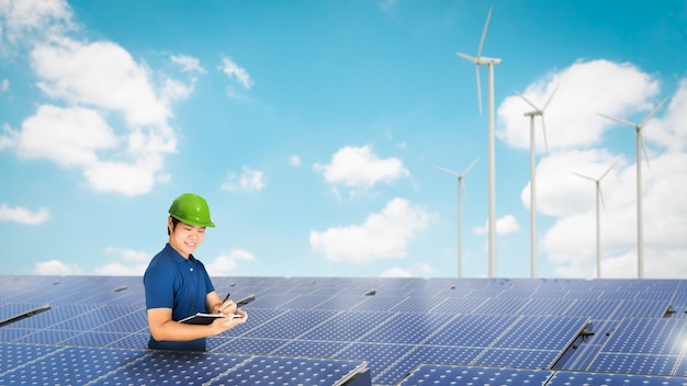 Technicien de panneaux solaires avec panneaux solaires et éoliennes