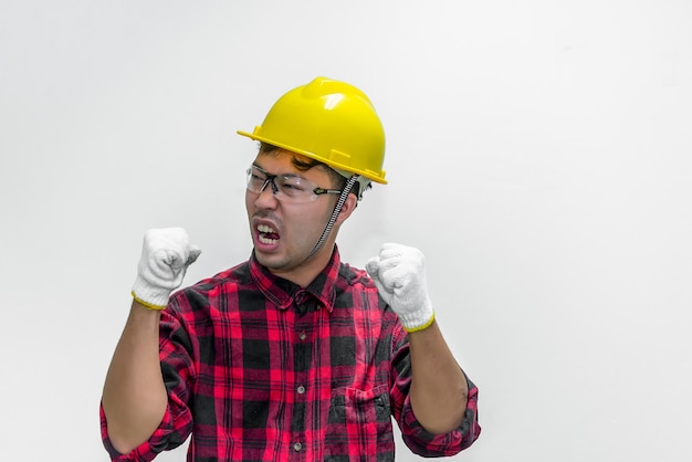 Technicien porter un casque isoler sur fond blancThaïlandaisconcept de la fête du travailconcept d'homme heureux