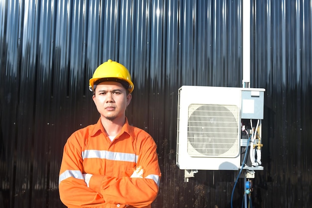 Photo un technicien professionnel de la climatisation vérifiant le réfrigérant