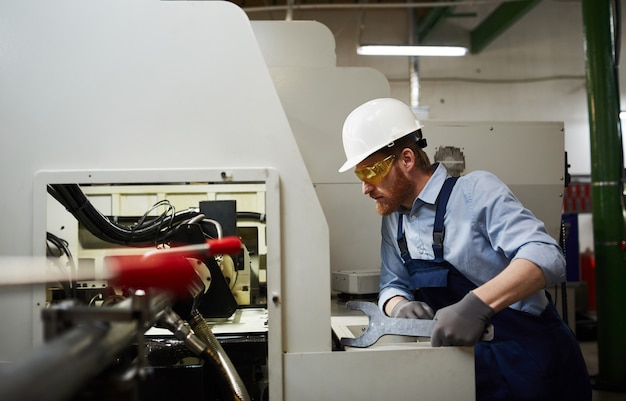 Technicien réparant la machine