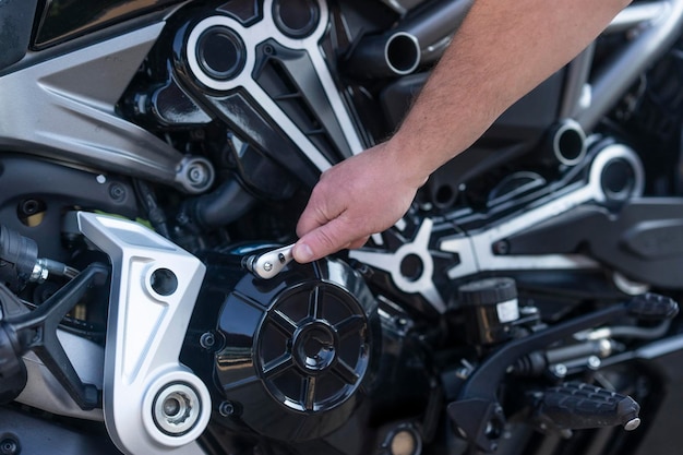 Un technicien réparant la moto