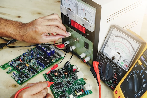 Technicien en réparation électronique Un spécialiste inspecte les unités électroniques et effectue des mesures électriques