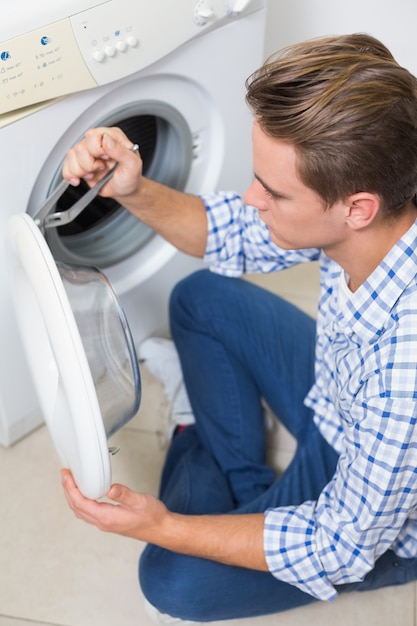 Technicien en réparation d&#39;une machine à laver