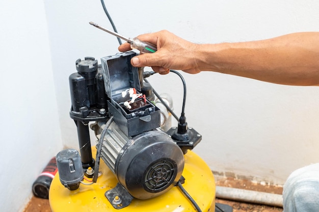 Le technicien répare la pompe à eau cassée Causée par la durée de vie de l'équipement Et il est temps de la remplacer