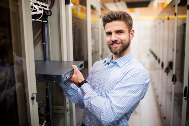 Photo technicien retirant le serveur du serveur monté en rack