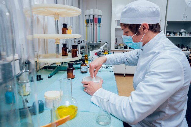 Technicien scientifique au travail au laboratoire.