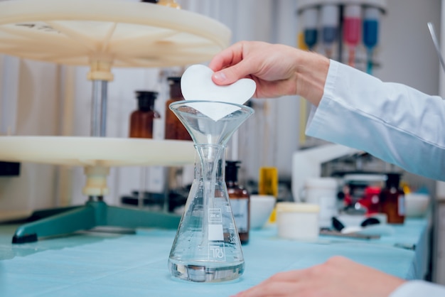 Technicien scientifique au travail au laboratoire.