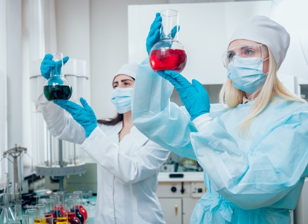 Technicien scientifique au travail au laboratoire.