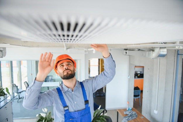 technicien de service de vérification et de réparation de climatiseurs à l'intérieur