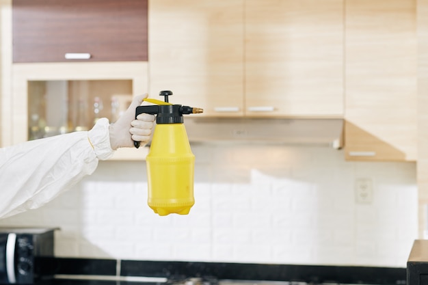 Technicien tenant une bouteille de détergent