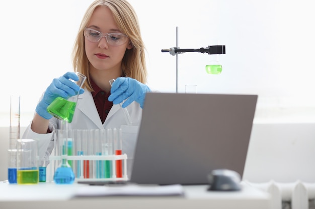 Technicien tenir dans les bras dans des gants de protection