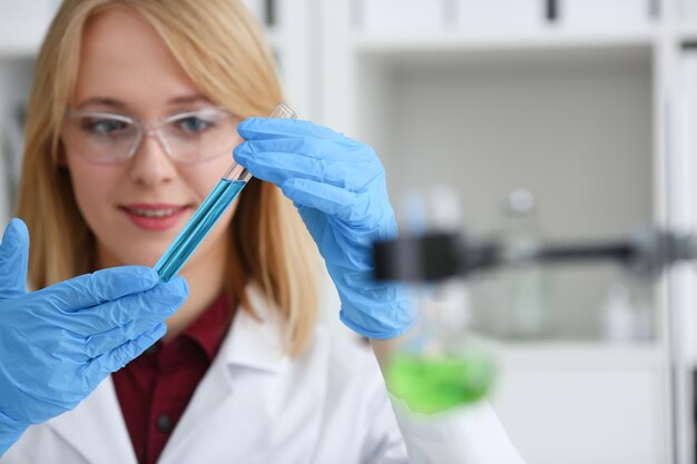 Technicien tenir dans les bras avec des gants de protection