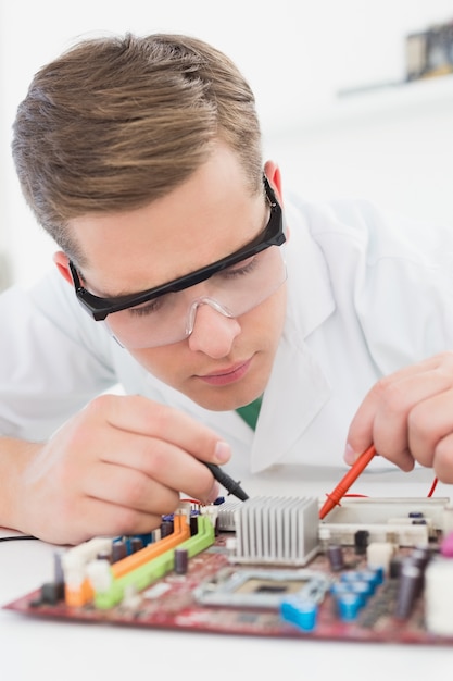 Technicien travaillant sur cpu cassé avec fer à souder