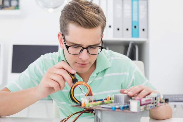 Technicien Travaillant Sur Cpu Cassé Avec Un Tournevis