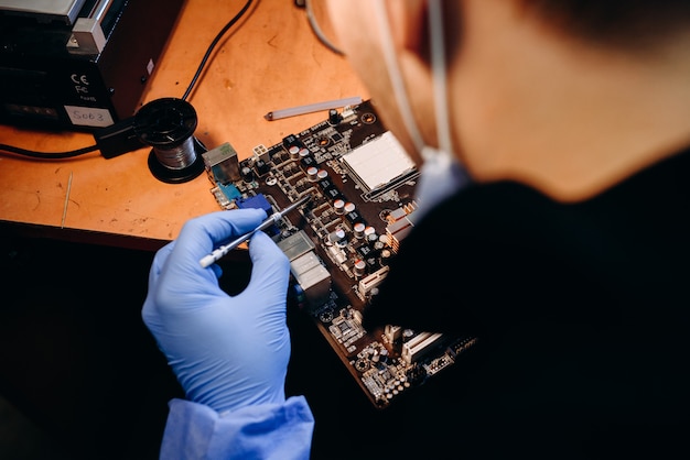 technicien travaillant dans la réparation de laboratoire d'un ordinateur