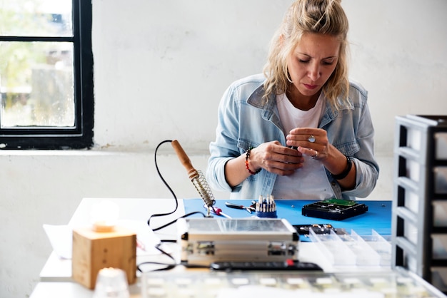 Technicien travaillant sur le disque dur de l&#39;ordinateur