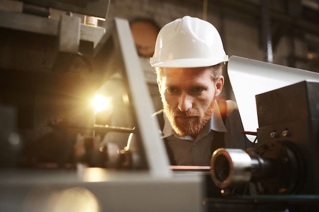 Technicien travaillant avec machine