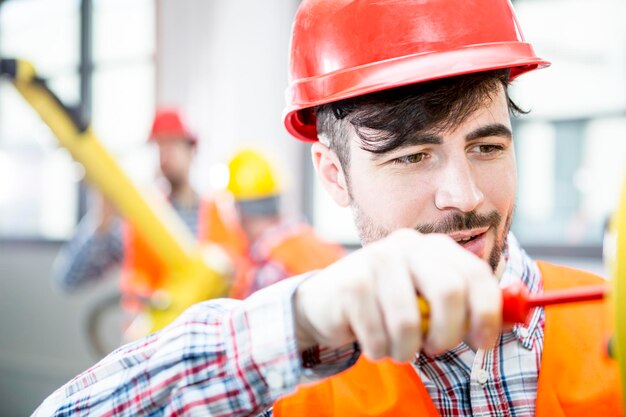 Technicien travaillant sur un robot industriel