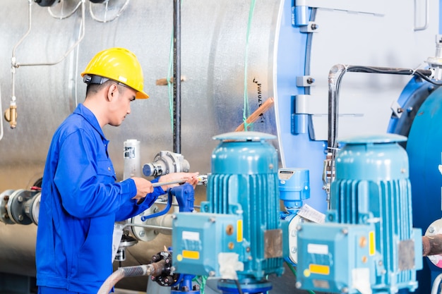 Technicien en usine à la maintenance des machines