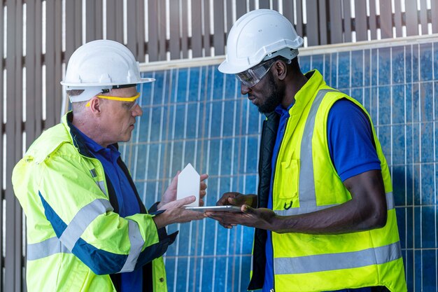 Technicien d'usine montrant et vérifiant la construction du modèle à son collègue