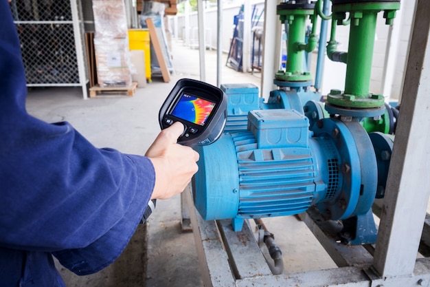 technicien utiliser une caméra d&#39;imagerie thermique pour vérifier la température en usine