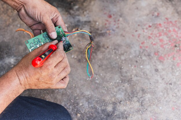 Photo le technicien vérifie la carte mère de la télécommande.