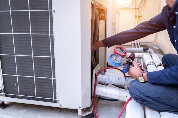 Photo le technicien vérifie le climatiseur, l'équipement de mesure pour le remplissage des climatiseurs.