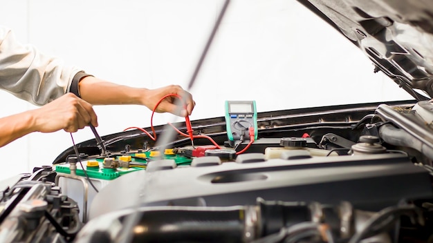 Un technicien vérifie la disponibilité de la batterie de la voiture