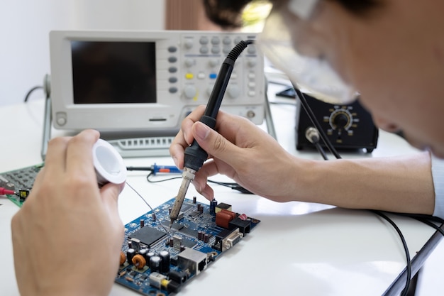 Un technicien vérifie le dispositif électronique.