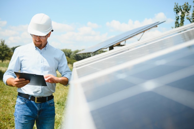 Le technicien vérifie l'entretien des panneaux solaires