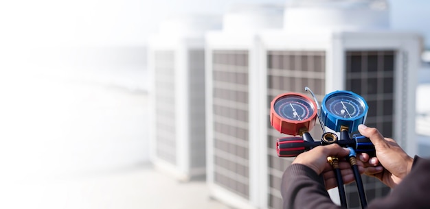 technicien vérifie le fonctionnement du climatiseur