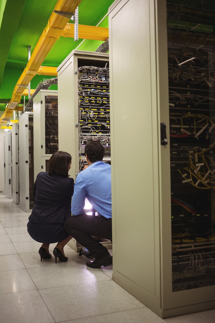 Photo techniciens analysant le serveur