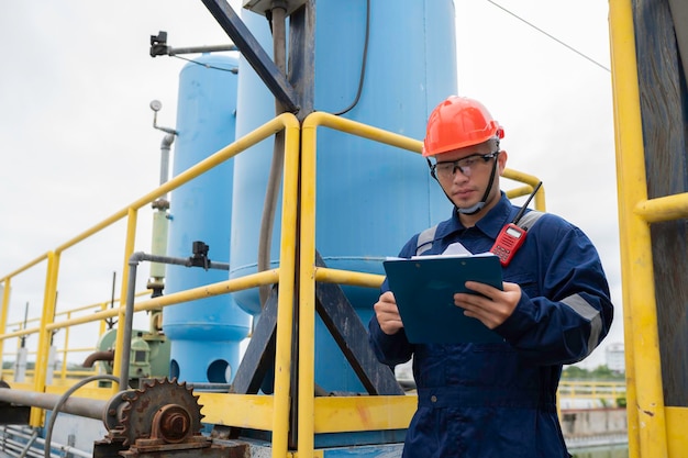 Les techniciens d'entretien de l'usine d'eau les ingénieurs en mécanique vérifient le système de contrôle à l'usine de traitement de l'eau