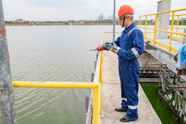 Les techniciens d'entretien de l'usine d'eau les ingénieurs en mécanique vérifient le système de contrôle à l'usine de traitement de l'eau