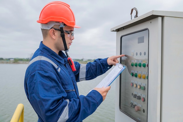 Les techniciens d'entretien de l'usine d'eau les ingénieurs en mécanique vérifient le système de contrôle à l'usine de traitement de l'eau