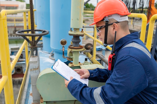 Photo les techniciens d'entretien de l'usine d'eau les ingénieurs en mécanique vérifient le système de contrôle à l'usine de traitement de l'eau