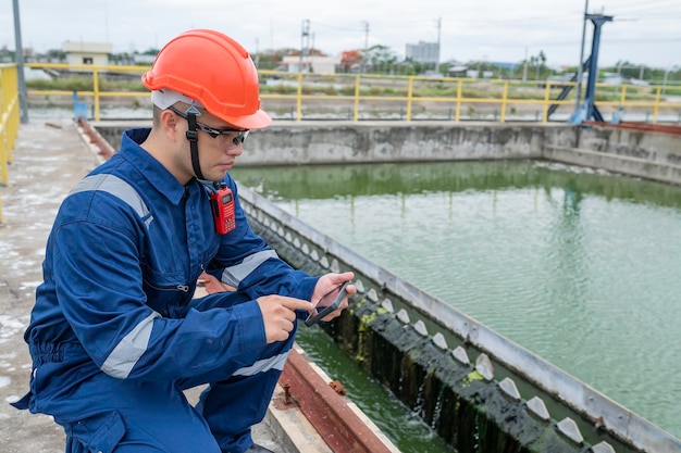 Les techniciens d'entretien de l'usine d'eau les ingénieurs en mécanique vérifient le système de contrôle à l'usine de traitement de l'eau