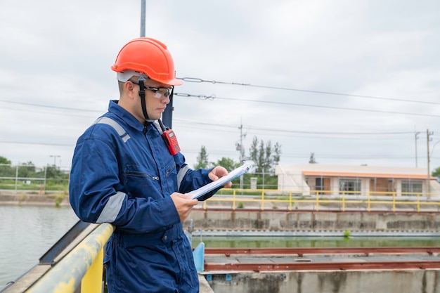 Les techniciens d'entretien de l'usine d'eau les ingénieurs en mécanique vérifient le système de contrôle à l'usine de traitement de l'eau