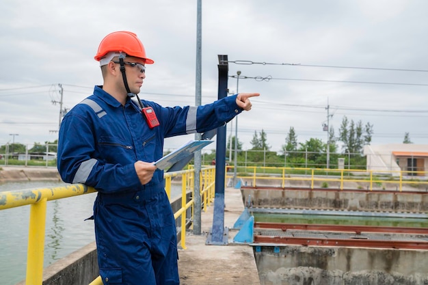 Les techniciens d'entretien de l'usine d'eau les ingénieurs en mécanique vérifient le système de contrôle à l'usine de traitement de l'eau