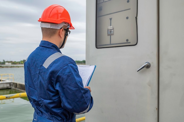 Les techniciens d'entretien de l'usine d'eau les ingénieurs en mécanique vérifient le système de contrôle à l'usine de traitement de l'eau