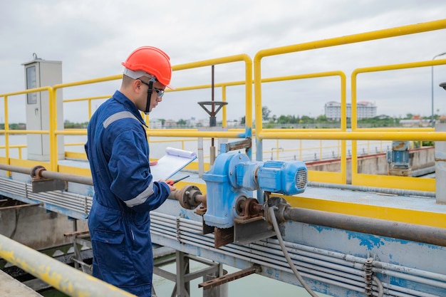 Techniciens d'entretien des usines d'eau ingénieurs mécaniciens vérifient le système de contrôle de l'usine de traitement de l'eau