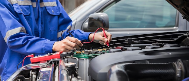 Les techniciens inspectent le système électrique de la voiture