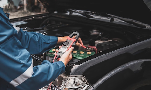 Des techniciens inspectent le système électrique de la voiture.