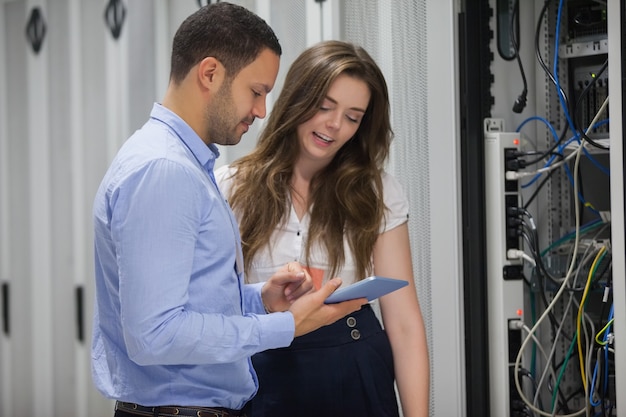 Les techniciens parlent et font l&#39;entretien