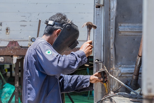 Photo les techniciens utilisent un marteau pour le travail.